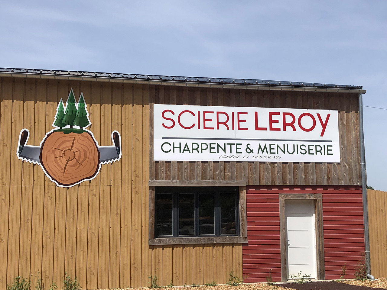 Devanture Scierie Leroy charpente et menuiserie chêne et douglas